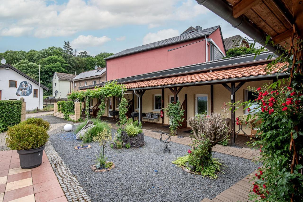 Land-Hotel Zum Schwan, Garni Weilerswist-Metternich, 3 E-Ladestationen, Naehe Phantasialand, Palmenparadies Euskirchen Bagian luar foto